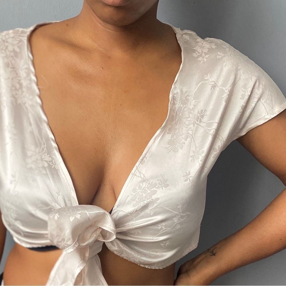 🌸Open Tie  Front Crop Top🌸